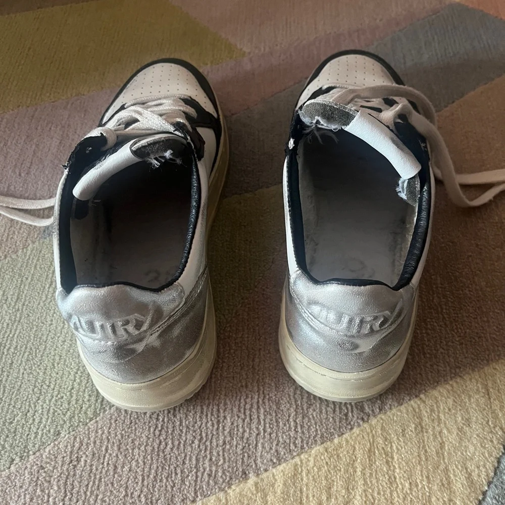 Autry Medalist Low Super Vintage Sneakers—White & Black Sliver